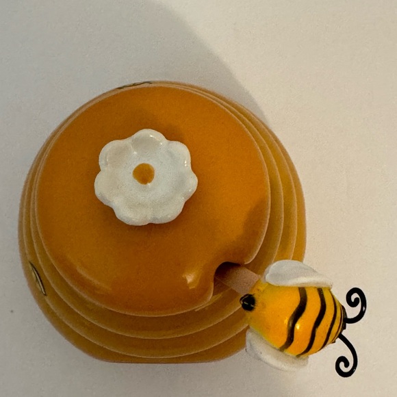 Honey Pot Beehive Honey Miel Lidded Ceramic Pot with Wood Dipper - Picture 7 of 7